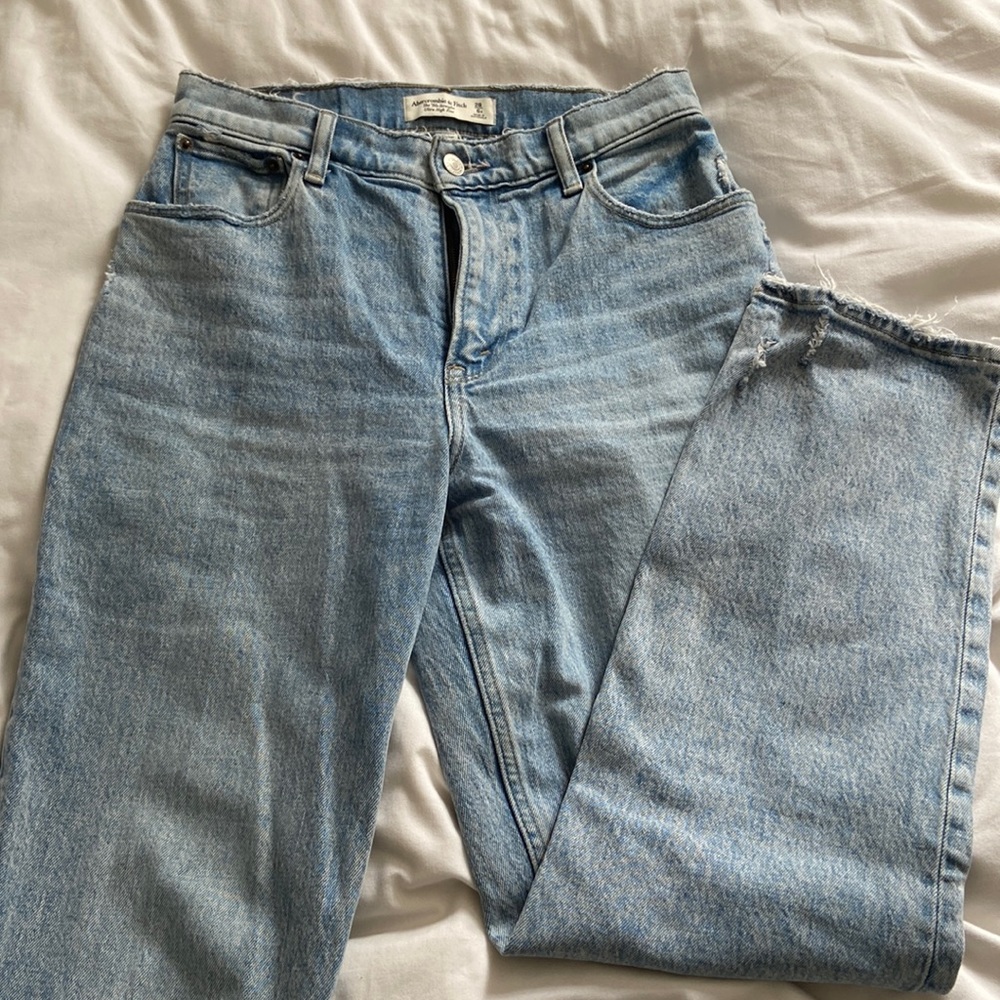 Abercrombie & Fitch The ‘90s Straight Ultra High Rise Curve Love in Light Wash